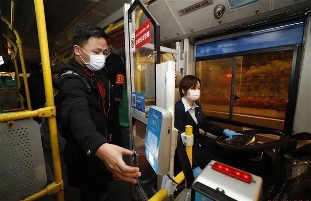 3月25日凌晨5時45分，武漢第一班公交車發(fā)車了！(圖1)
