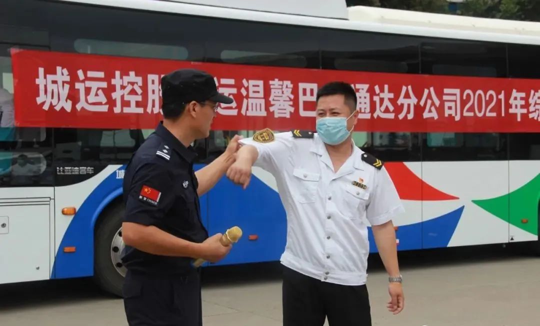逼真場(chǎng)面猶如警匪片，青島溫馨巴士防恐消防實(shí)戰(zhàn)演練(圖2)