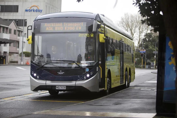 捷報(bào)！首輛BYD ADL Enviro200EV XLB純電動(dòng)大巴駛?cè)胄挛魈m(圖1)