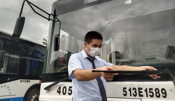 武漢公交多舉措應(yīng)對(duì)強(qiáng)降雨天氣，保障市民安全出行(圖3)