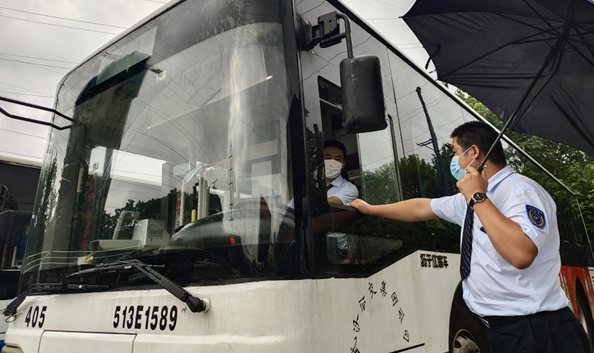 武漢公交多舉措應(yīng)對(duì)強(qiáng)降雨天氣，保障市民安全出行(圖2)