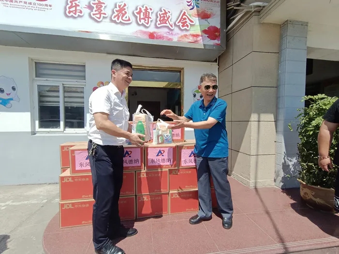 東風(fēng)德納車橋開(kāi)展“關(guān)愛(ài)駕駛員 慰問(wèn)送一線”活動(dòng)，致敬烈日下最美“城市擺渡人”(圖4)
