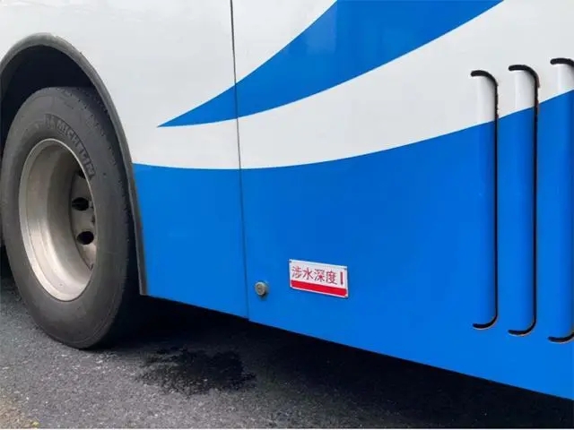 積水過線即報(bào)警！上海641輛公交車已裝涉水深度報(bào)警裝置(圖1)