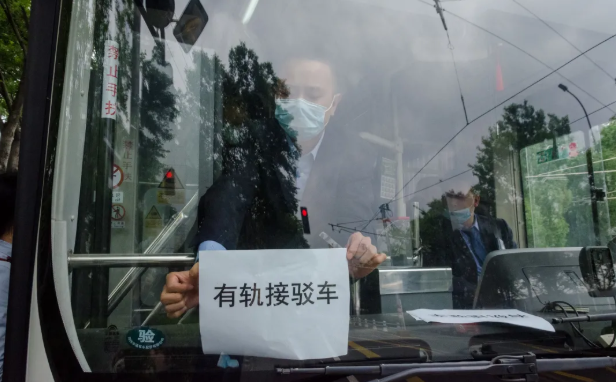 “燦都”來(lái)襲，浦東公交140輛車(chē)應(yīng)急執(zhí)行配套軌交停運(yùn)接駁輸運(yùn)任務(wù)(圖1)